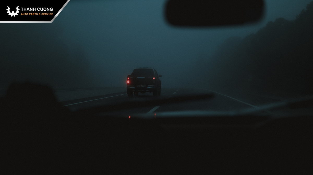 khi đang lùi xe ở khu vực hạn chế ánh sáng